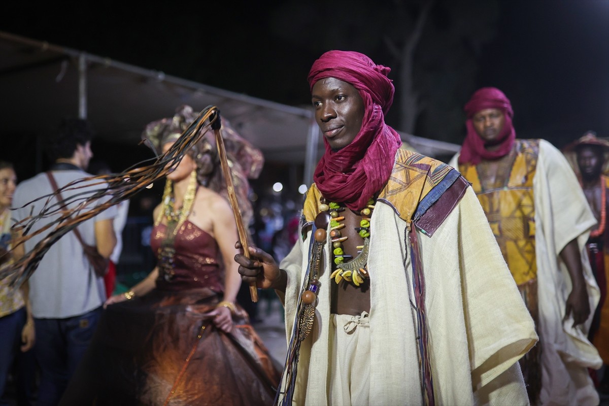 Senegal'in Saint-Louis kentinde bu yıl 24'üncüsü düzenlenen Fanal Festivali kapsamında ünlü modacı...