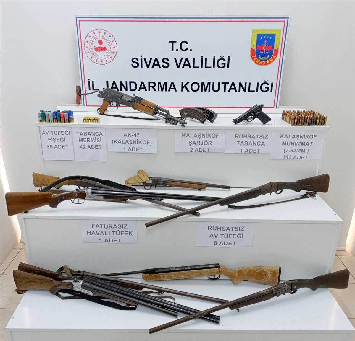 Sivas'ın Gürün ilçesinde jandarma ekiplerince gerçekleştirilen silah kaçakçılığı operasyonunda 3...