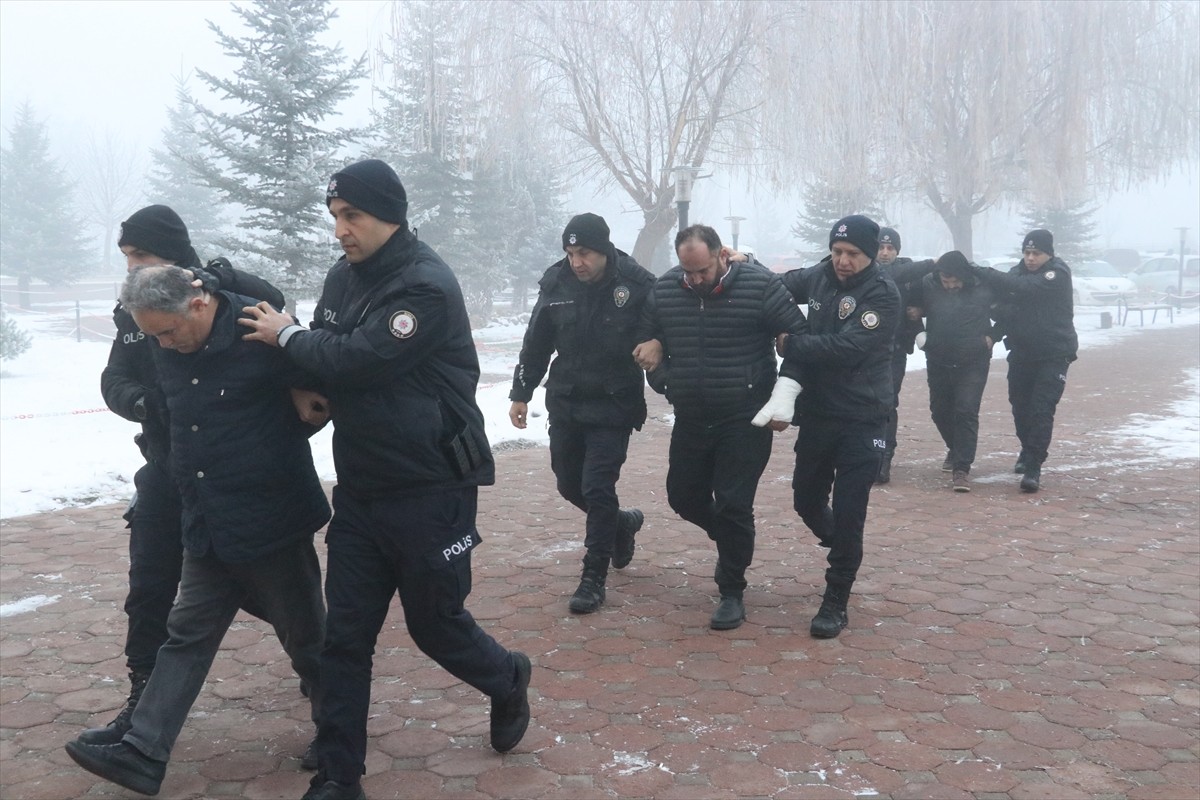 Sivas'ta duruşma sonrası adliye koridorunda kavga eden 5 kişi tutuklandı.
