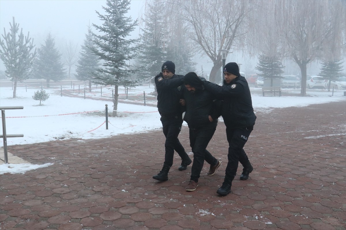 Sivas'ta duruşma sonrası adliye koridorunda kavga eden 5 kişi tutuklandı.