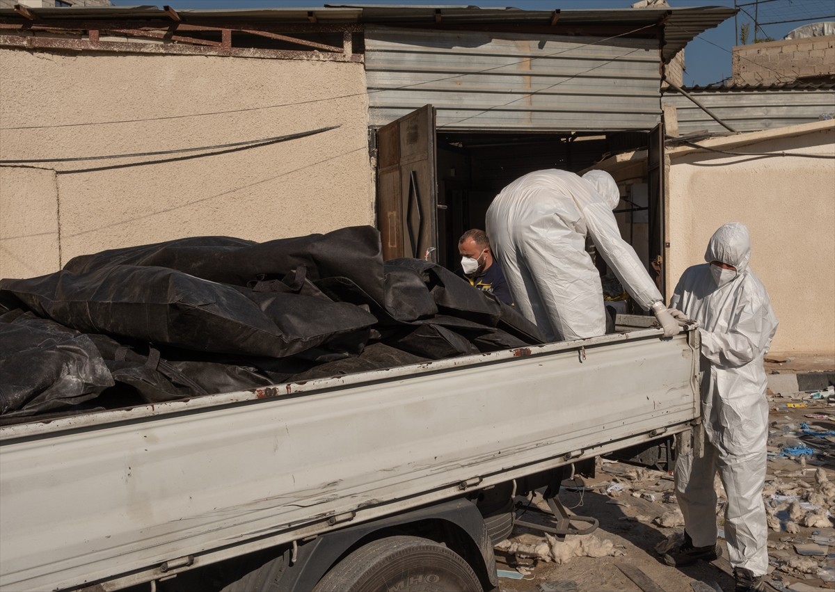Suriye'nin başkenti Şam'da Seyyide Zeynep bölgesindeki bir ilaç deposunda, çok sayıda ceset...