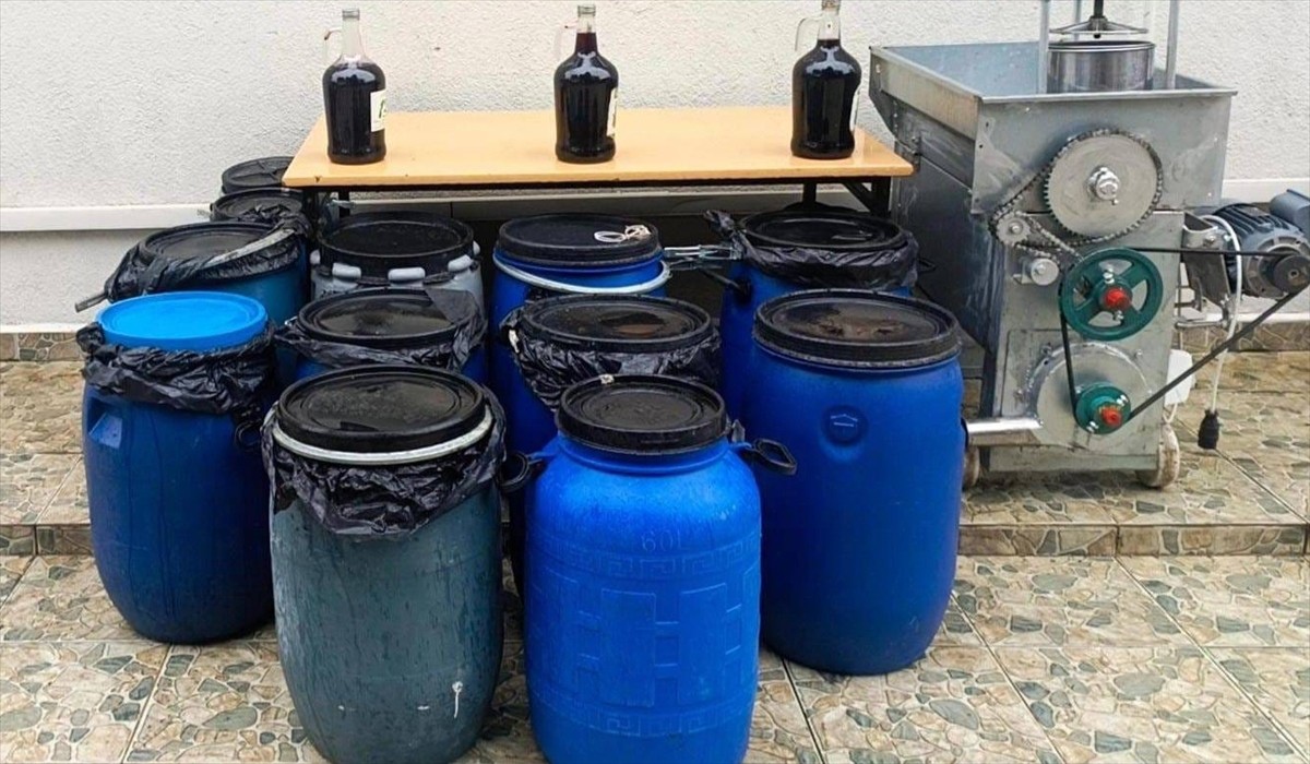 Tekirdağ'da jandarma ekiplerince 2 bin 471 litre sahte içki ele geçirildi.