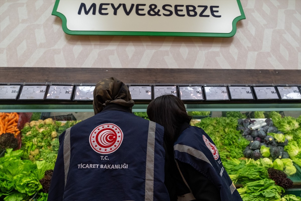 Ticaret Bakanlığı ekipleri, Ankara'daki bazı işletmelerde vatandaşların fiyat karşılaştırması...