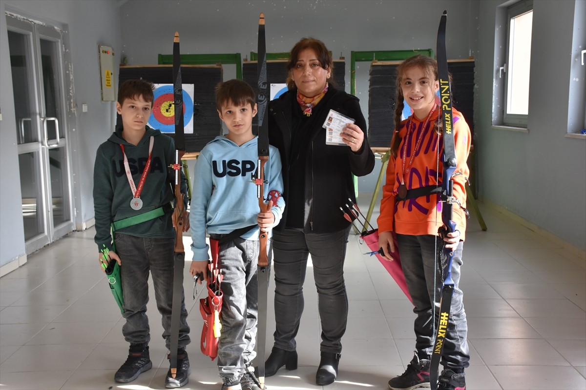 Trabzon'da okçuluğa yönelen 9 yaşındaki üçüzler Rüzgar, Yağmur ve Poyraz Cihan, bu branşta...