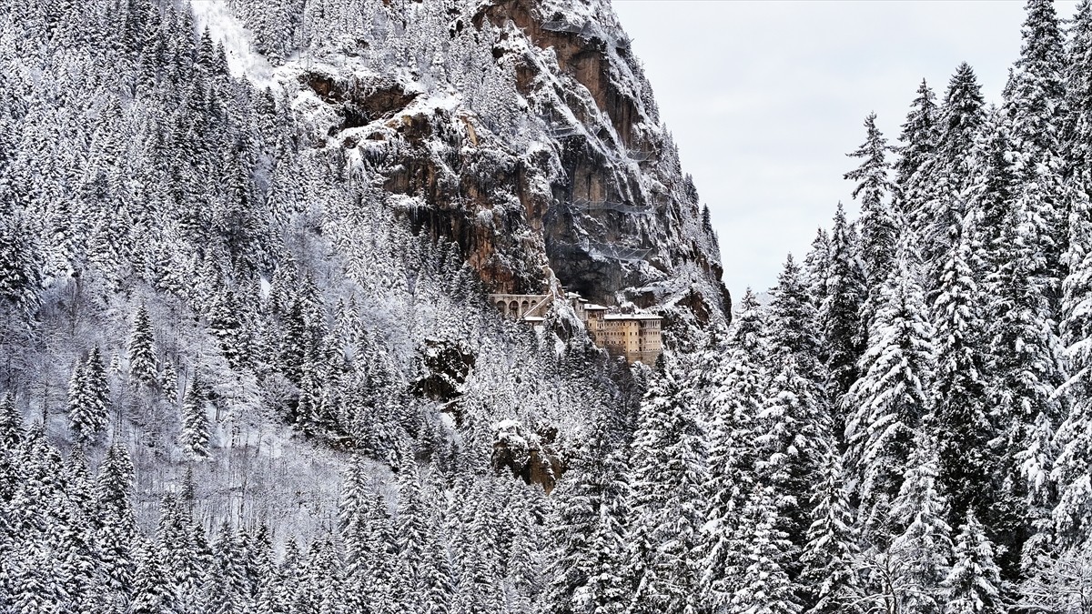 Trabzon'un Maçka ilçesindeki tarihi Sümela Manastırı'nda kar yağışının ardından güzel görüntüler...