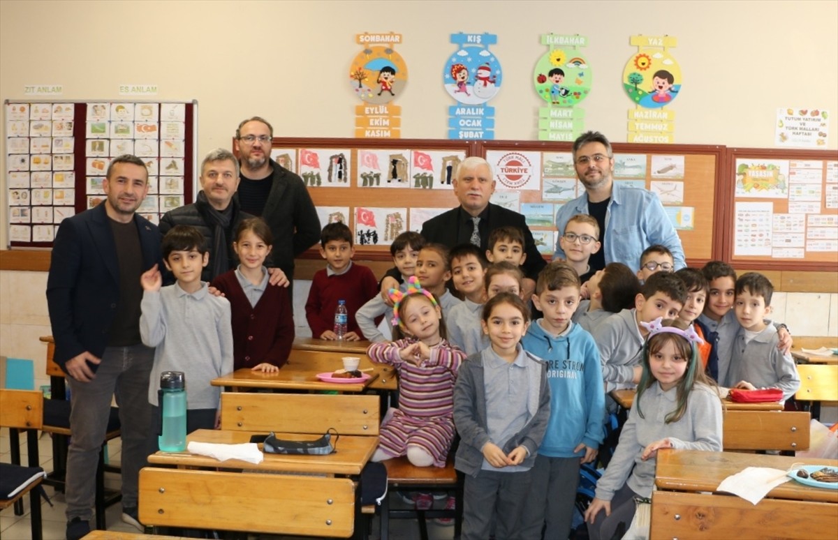Trabzon'un Of ilçesindeki İsmail Yıldırım İlkokulu öğretmeni Kenan Bülbül, 2-F sınıfı...