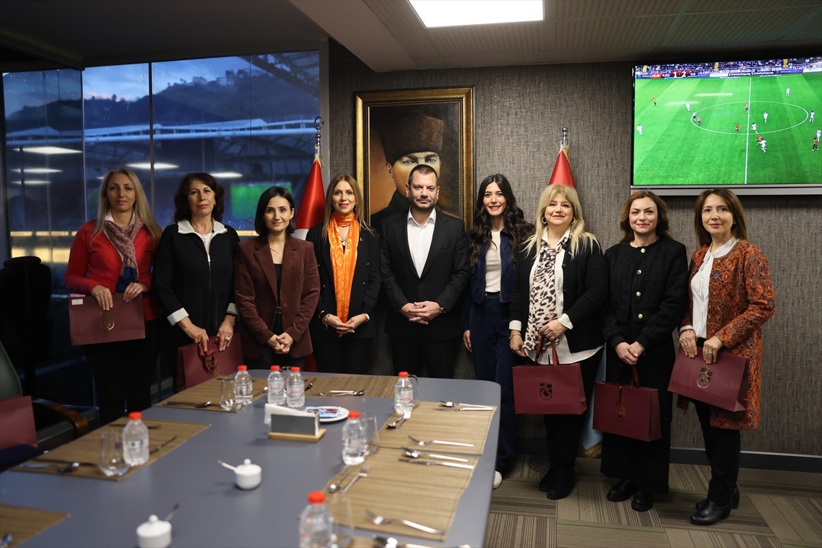 Trabzonspor Kulübü Başkanı Ertuğrul Doğan (ortada), görevini tamamlayan kurul ve komisyon...