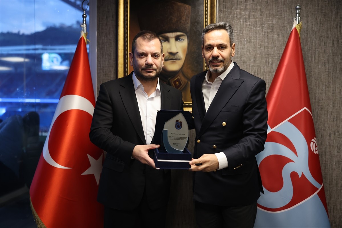 Trabzonspor Kulübü Başkanı Ertuğrul Doğan (ortada), görevini tamamlayan kurul ve komisyon...