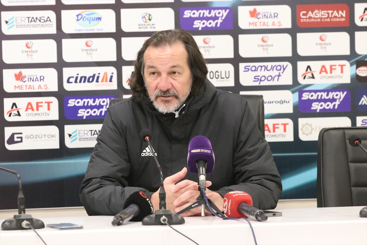 Trendyol 1. Lig'in 15. haftasında Erzurumspor FK ile Adanaspor, Kazım Karabekir Stadyumu'nda...