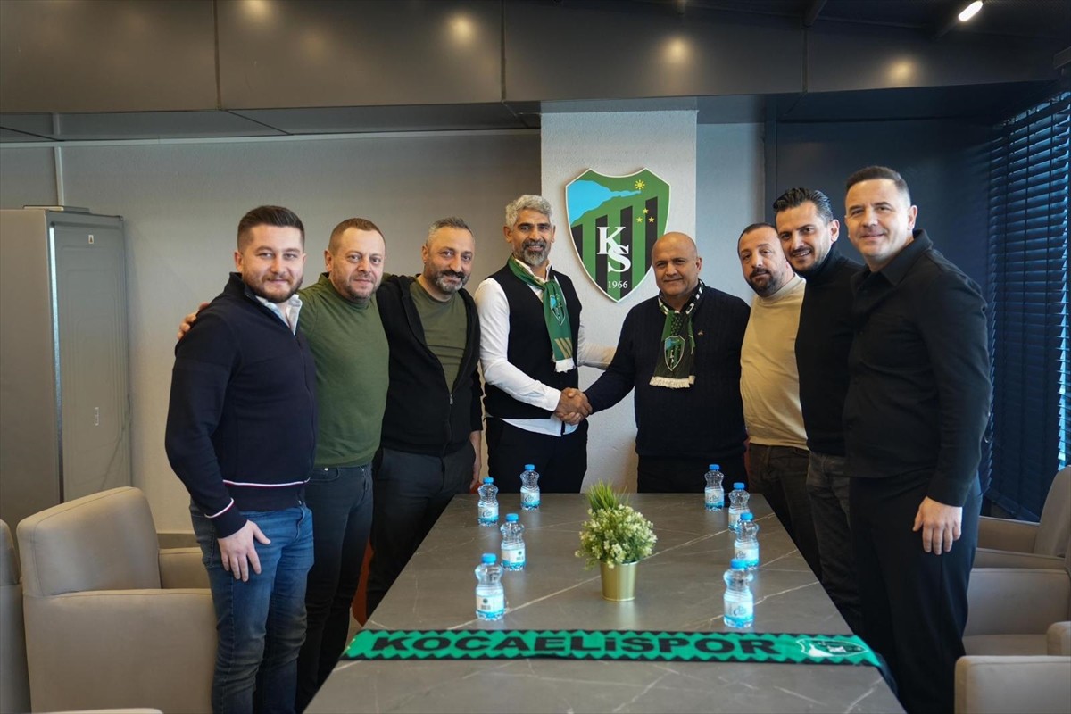 Trendyol 1.Lig ekiplerinden Kocaelispor'da teknik direktör İsmet Taşdemir (sol 4) dönemi başladı....