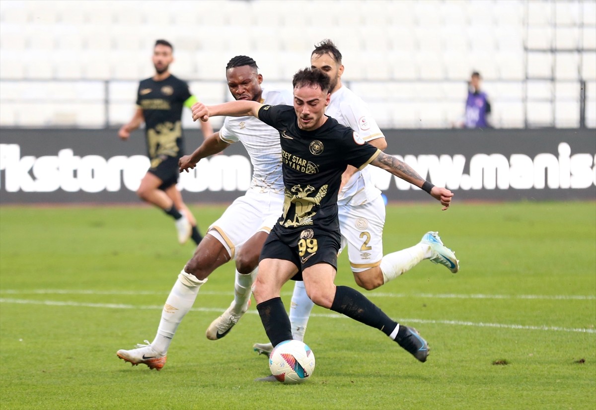 Trendyol 1. Lig’in 15. haftasında Manisa FK ile Ahlatcı Çorum FK, Manisa 19 Mayıs Stadı’nda...