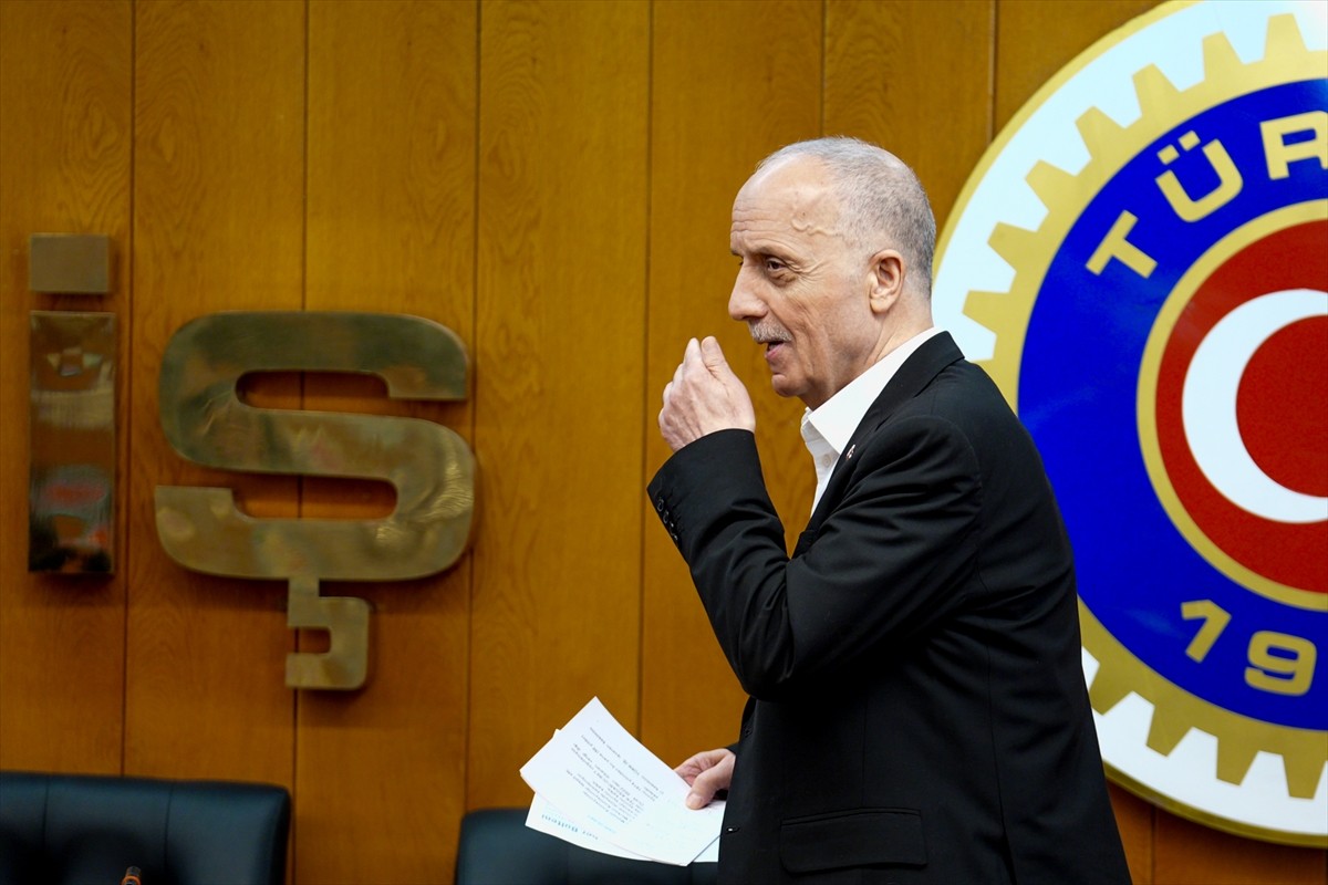 TÜRK-İŞ Genel Başkanı Ergün Atalay,  TÜRK-İŞ Genel Merkezi'nde düzenlediği basın toplantısında...