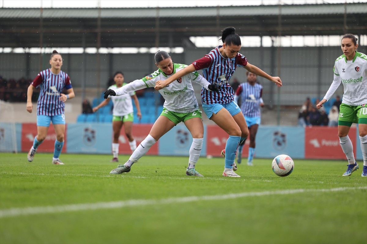 Turkcell Kadın Futbol Süper Ligi'nin 13. haftasında Trabzonspor, Ünye Kadın Spor Kulübü ile Kadir...
