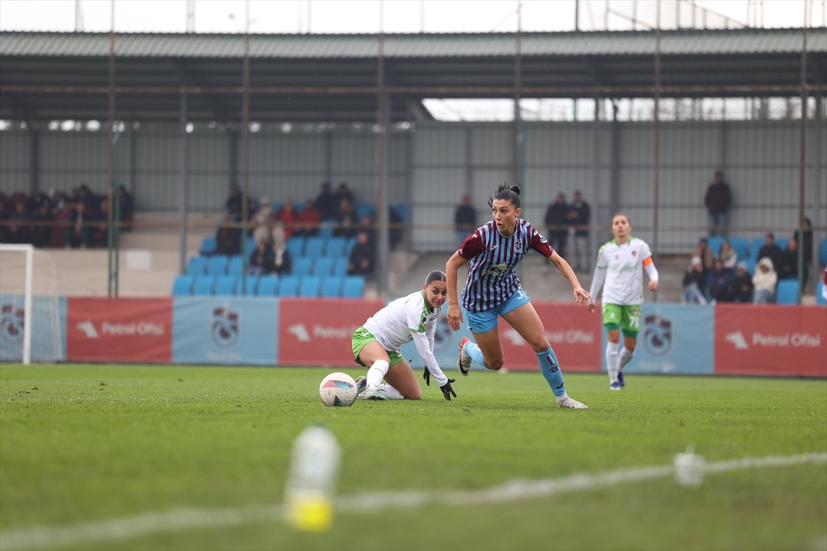 Turkcell Kadın Futbol Süper Ligi'nin 13. haftasında Trabzonspor, Ünye Kadın Spor Kulübü ile Kadir...