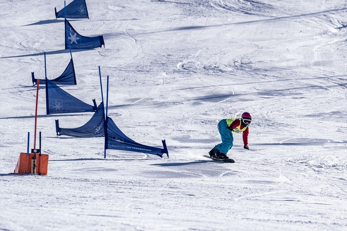 Türkiye Kayak Federasyonunun 2024-2025 faaliyet programında yer alan Snowboard Milli Takım...