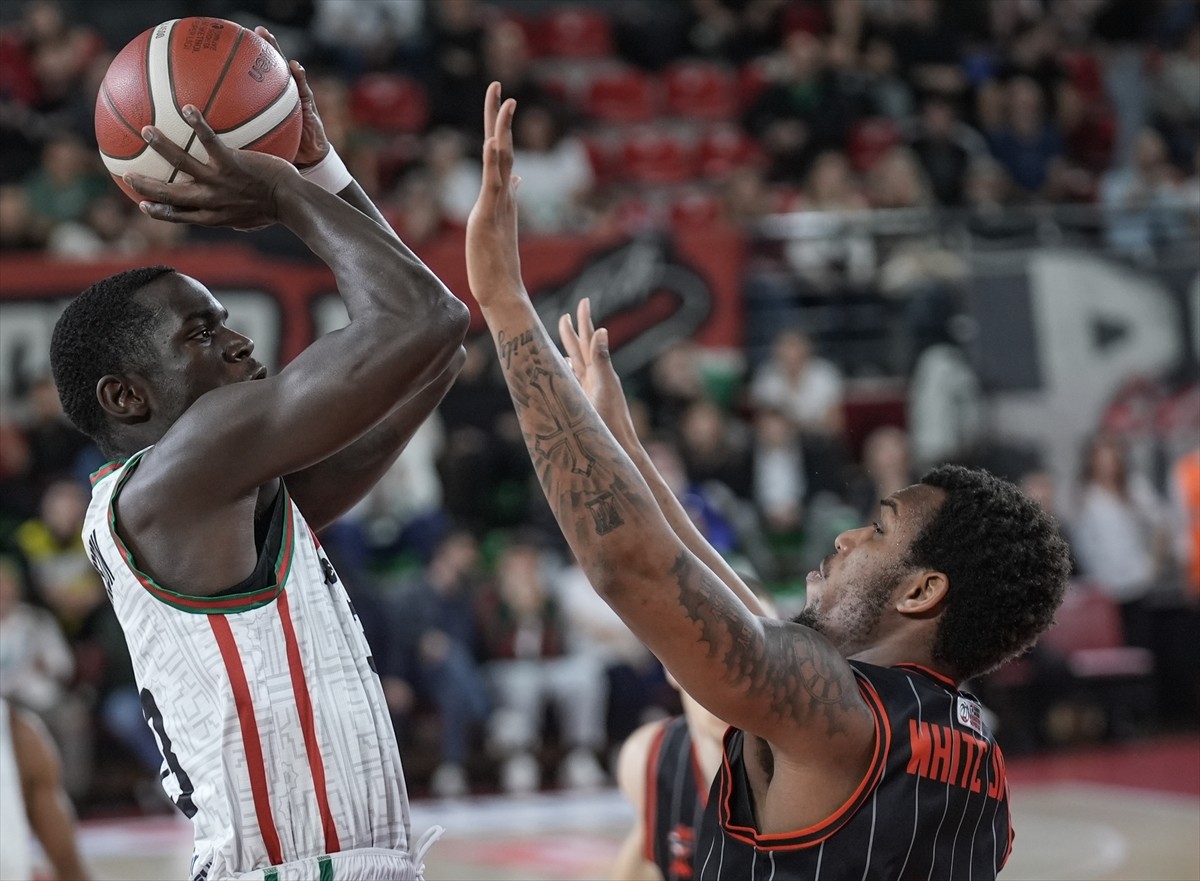 Türkiye Sigorta Baketbol Süper Ligi 11. hafta mücadelesinde Karşıyaka ile Manisa Basket, Mustafa...