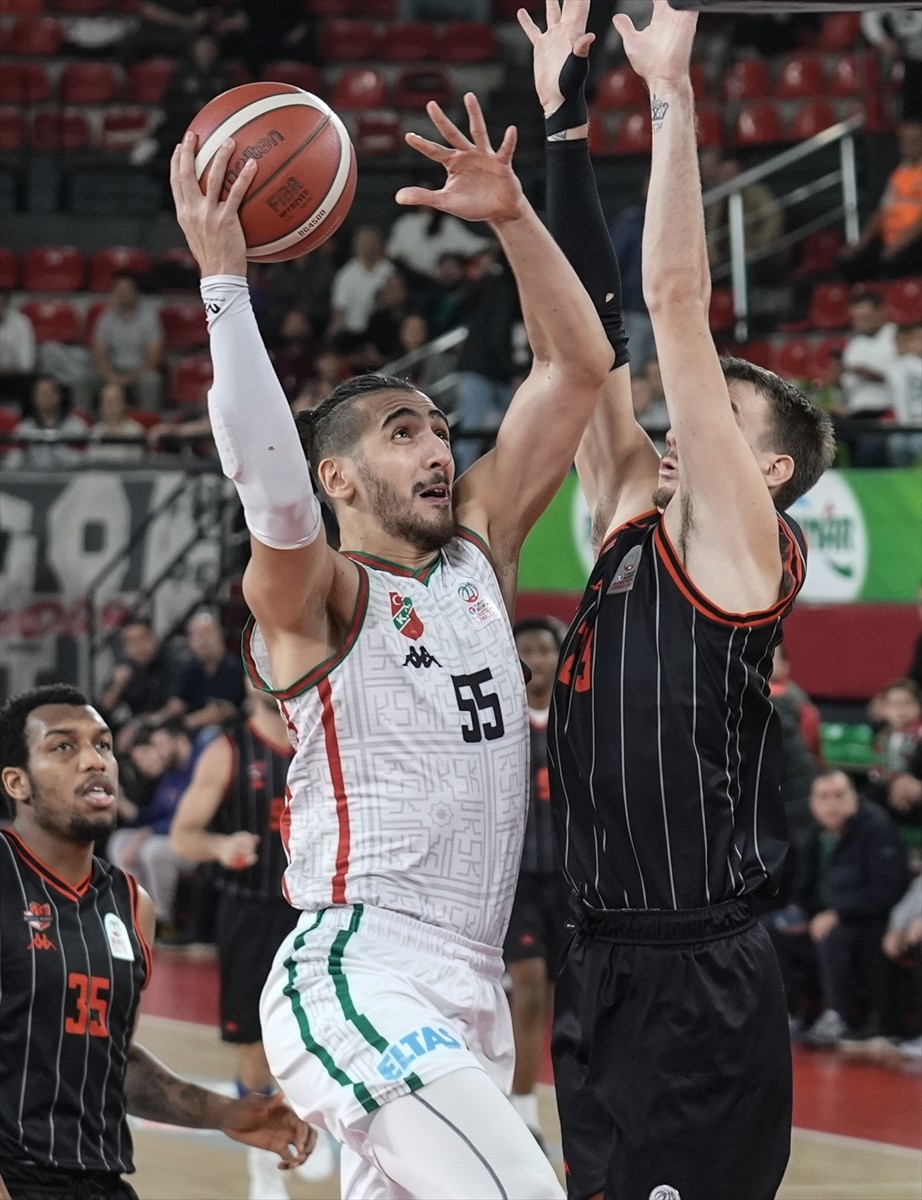 Türkiye Sigorta Baketbol Süper Ligi 11. hafta mücadelesinde Karşıyaka ile Manisa Basket, Mustafa...