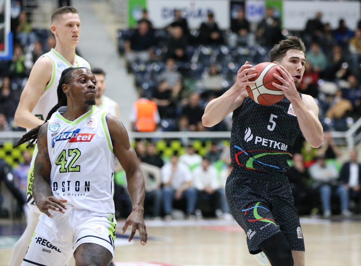 Türkiye Sigorta Basketbol Süper Ligi'nin 9. hafta maçında, Yukatel Merkezefendi Belediyesi Basket...