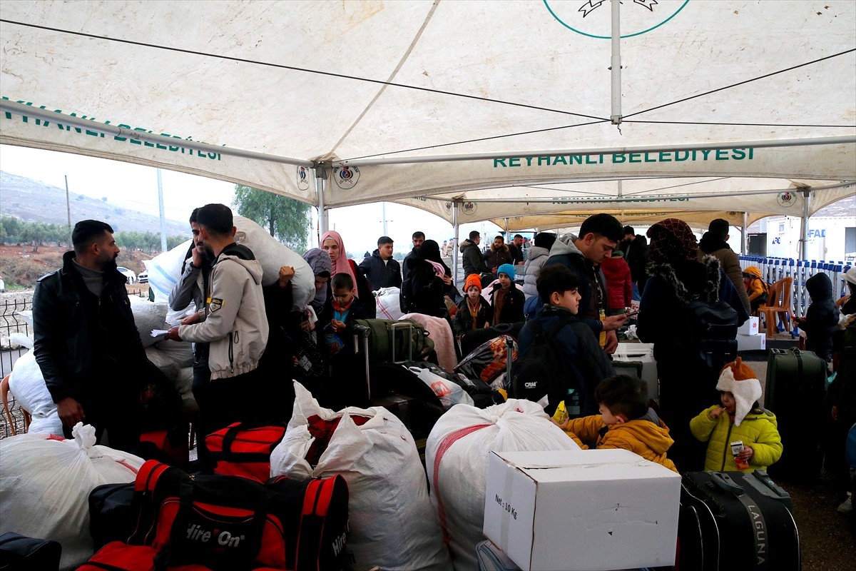 Ülkelerine dönmek isteyen Suriyelilerin Hatay'daki Cilvegözü Sınır Kapısından geçişleri devam...