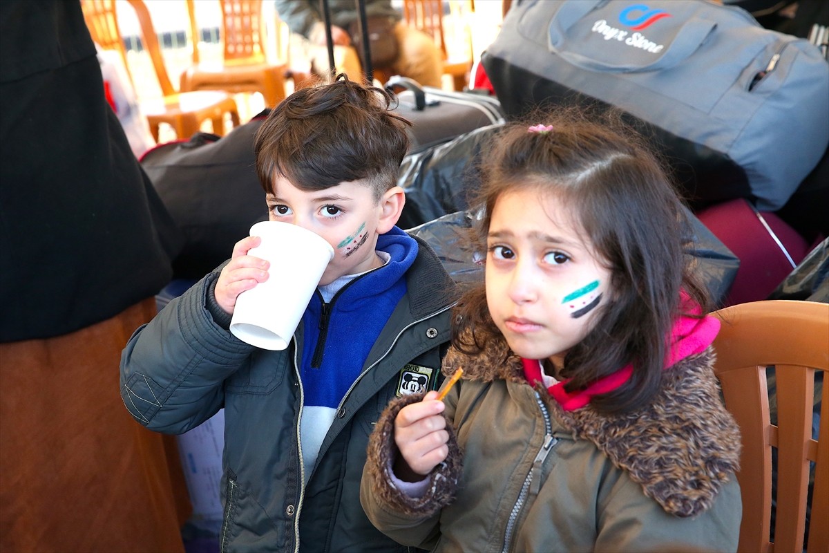 Ülkelerine dönmek isteyen Suriyelilerin, Hatay'daki Cilvegözü, Yayladağı ve Zeytindalı sınır...