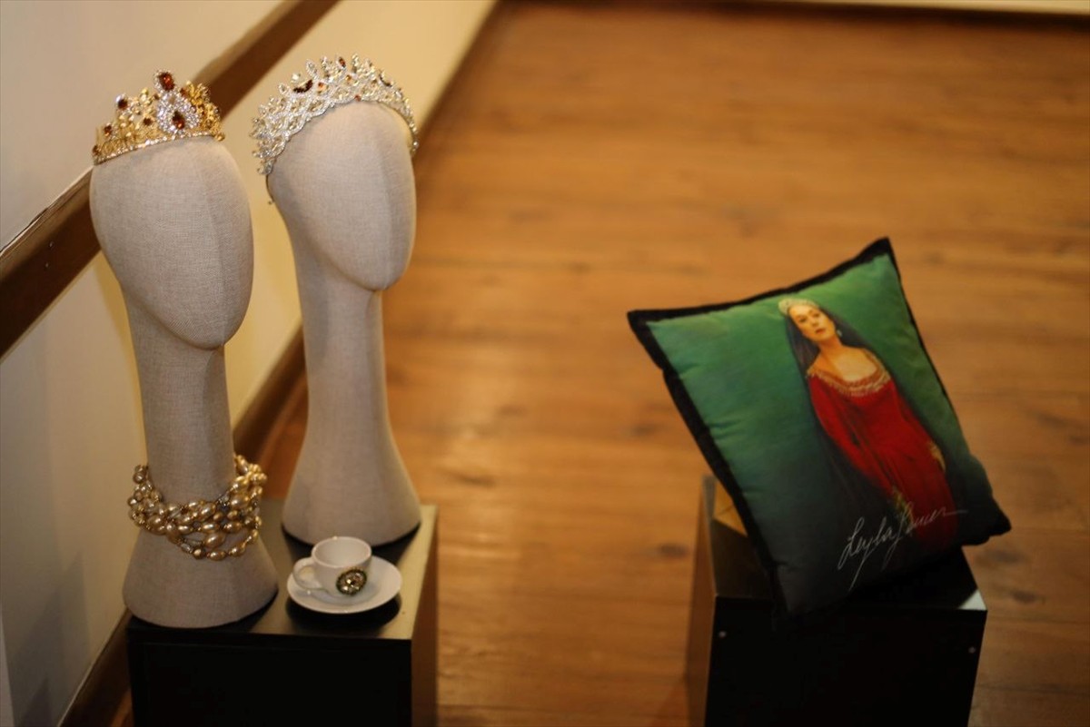 Ünlü modacı Cemil İpekçi, Karabük'ün Safranbolu ilçesinde "Bir Anadolu Masalı" sergisini açtı....