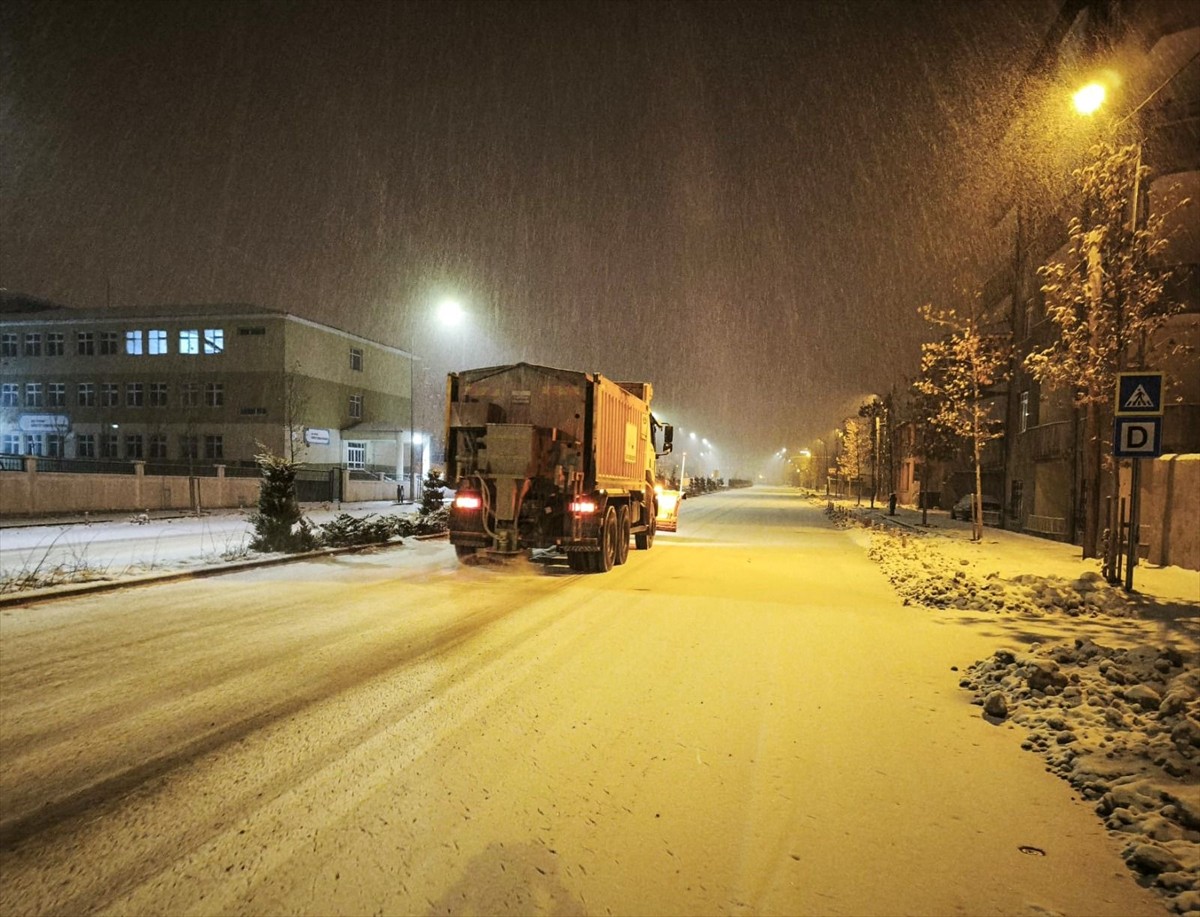 Van'da olumsuz hava koşulları nedeniyle 21 yerleşim biriminin yolu ulaşıma kapandı. Karla mücadele...
