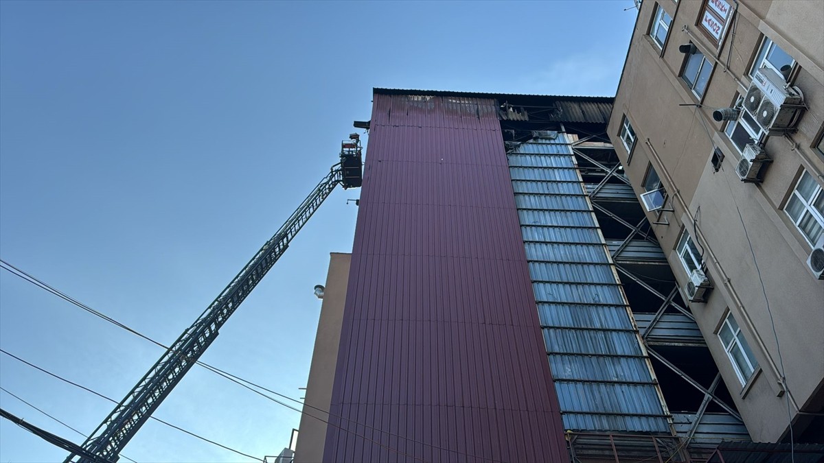  Zeytinburnu'nda, 6 katlı binanın asansöründe çıkan yangın itfaiye ekiplerince...