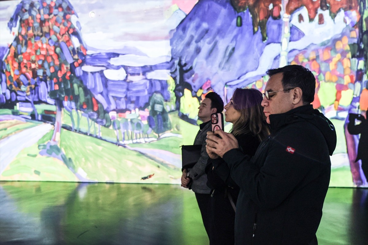 20. yüzyılın önemli sanatçılarından Vasili Vasilyeviç Kandinsky'yi konu edinen "Kandinsky: Mavi...