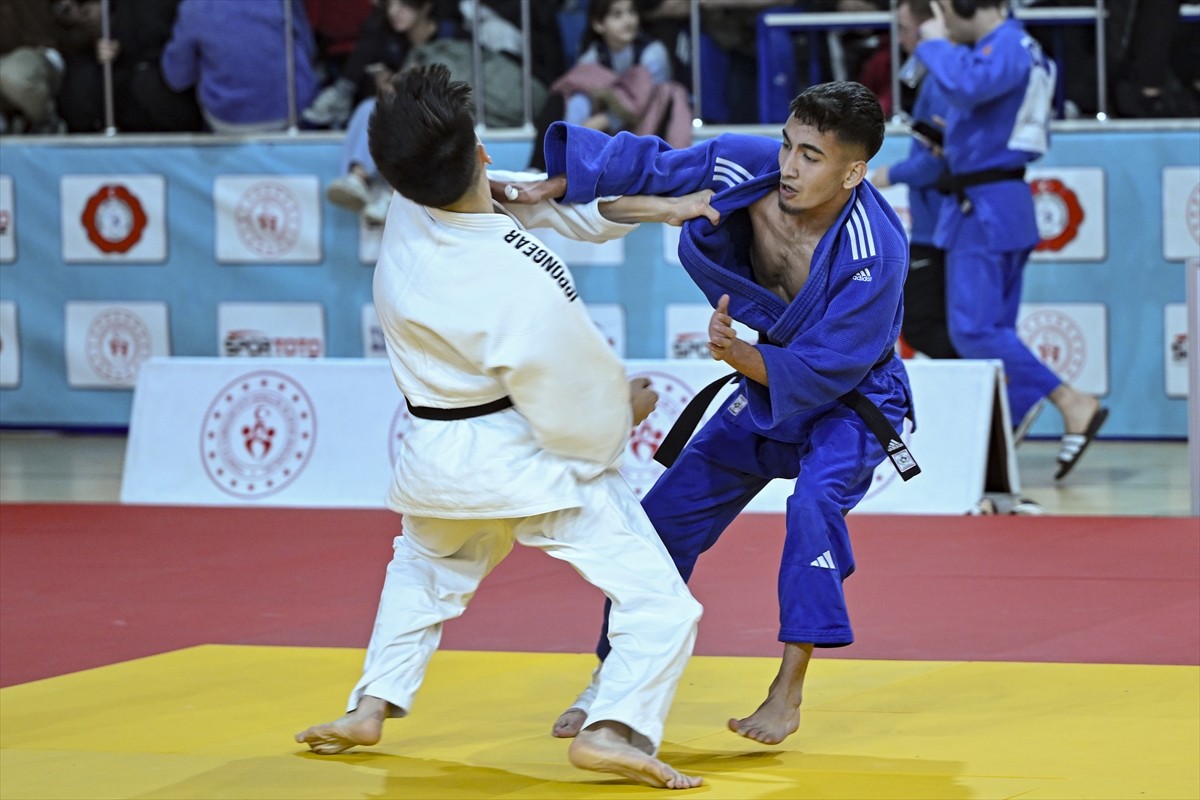 55 ilden 261 kadın ve 357 erkek sporcunun katılımıyla Emre Yazgan Spor Toto Türkiye Judo...
