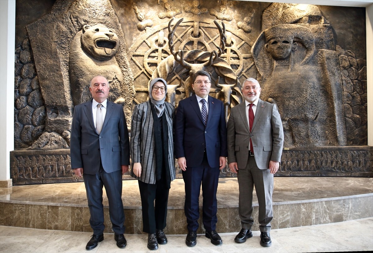 Adalet Bakanı Yılmaz Tunç, Çorum Belediye Başkanı Halil İbrahim Aşgın'ı ziyaret etti.