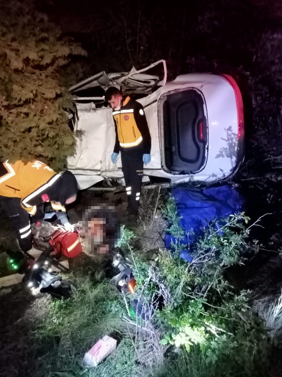 Adana'da takla atan otomobilin sürücüsü hayatını kaybetti. İhbar üzerine olay yerine 112 Acil...