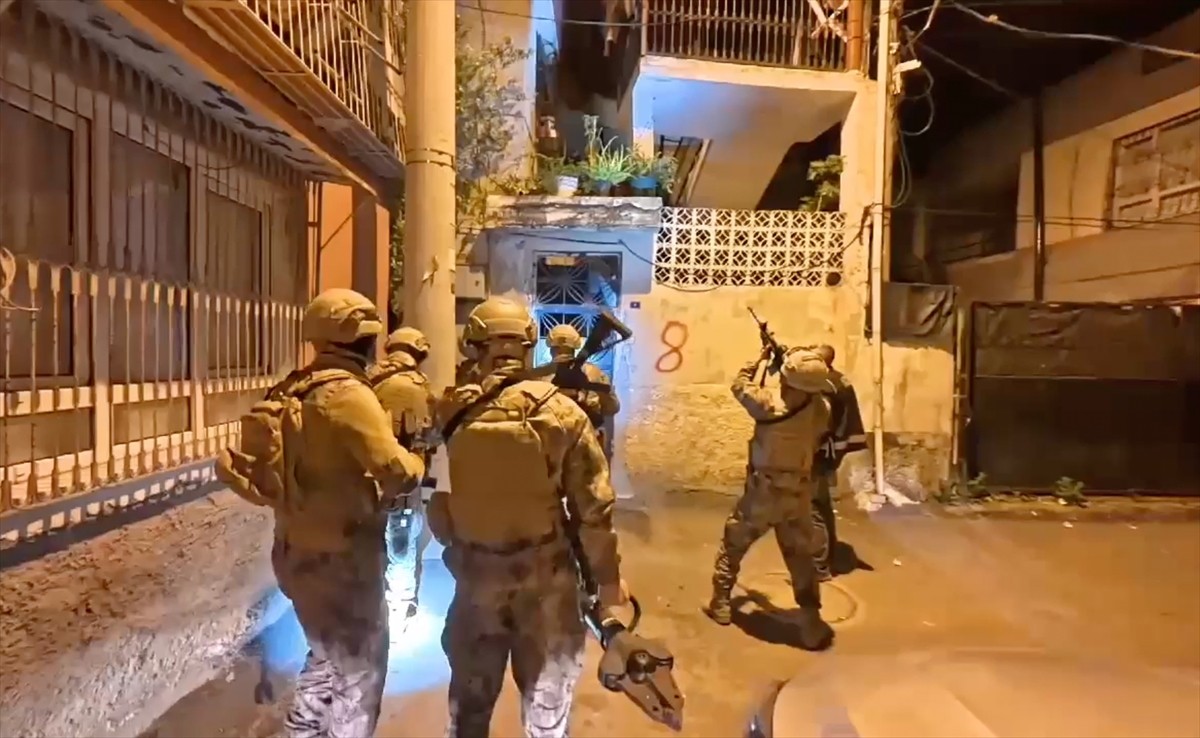 Adana'da yasa dışı silah ticareti yaptıkları iddiasıyla gözaltına alınan 26 zanlıdan 11'i...