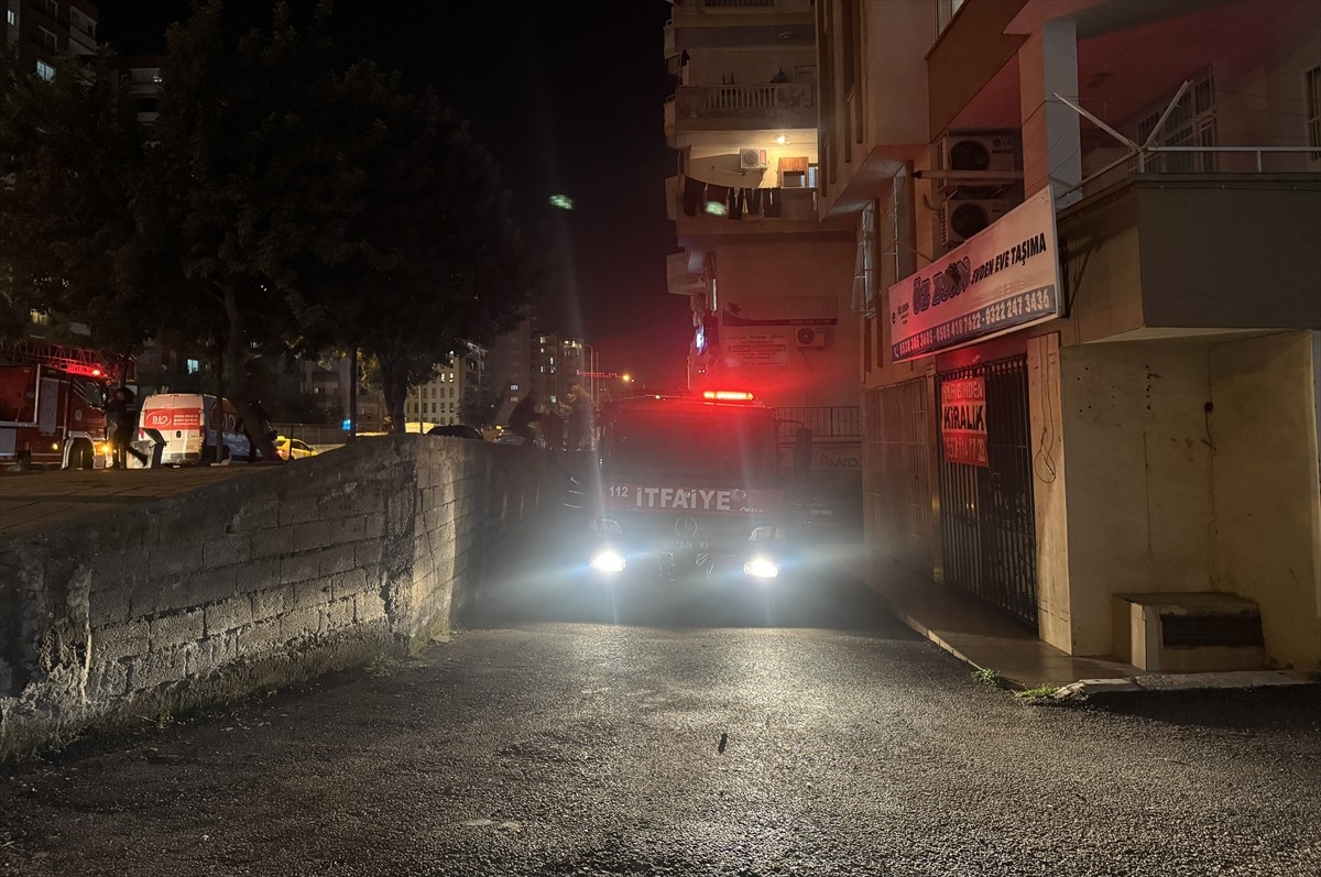 Adana'nın merkez Çukurova ilçesinde bir kişinin ateşe verdiği evi kullanılamaz hale geldi.