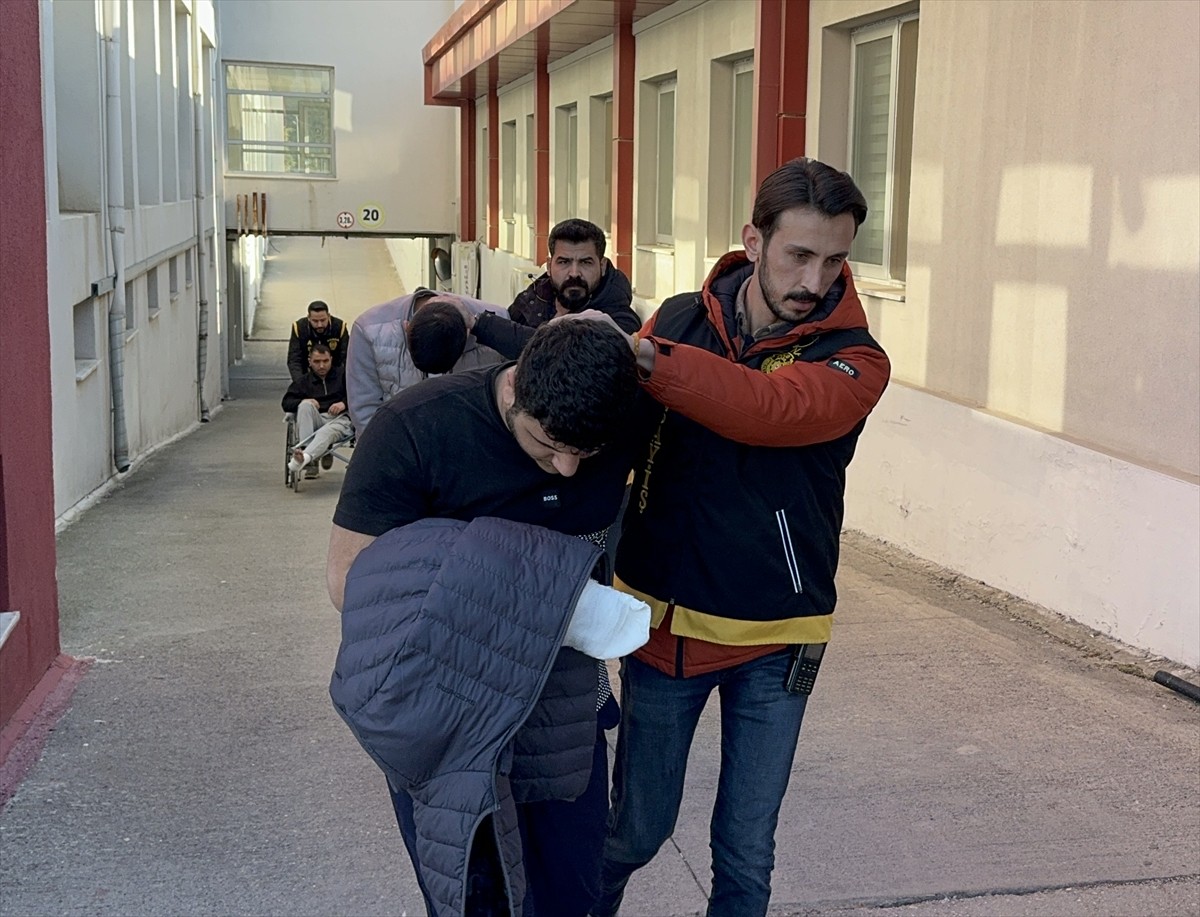 Adana'nın merkez Seyhan ilçesinde bir kişinin tabancayla vurularak öldürülmesiyle ilgili kavgaya...