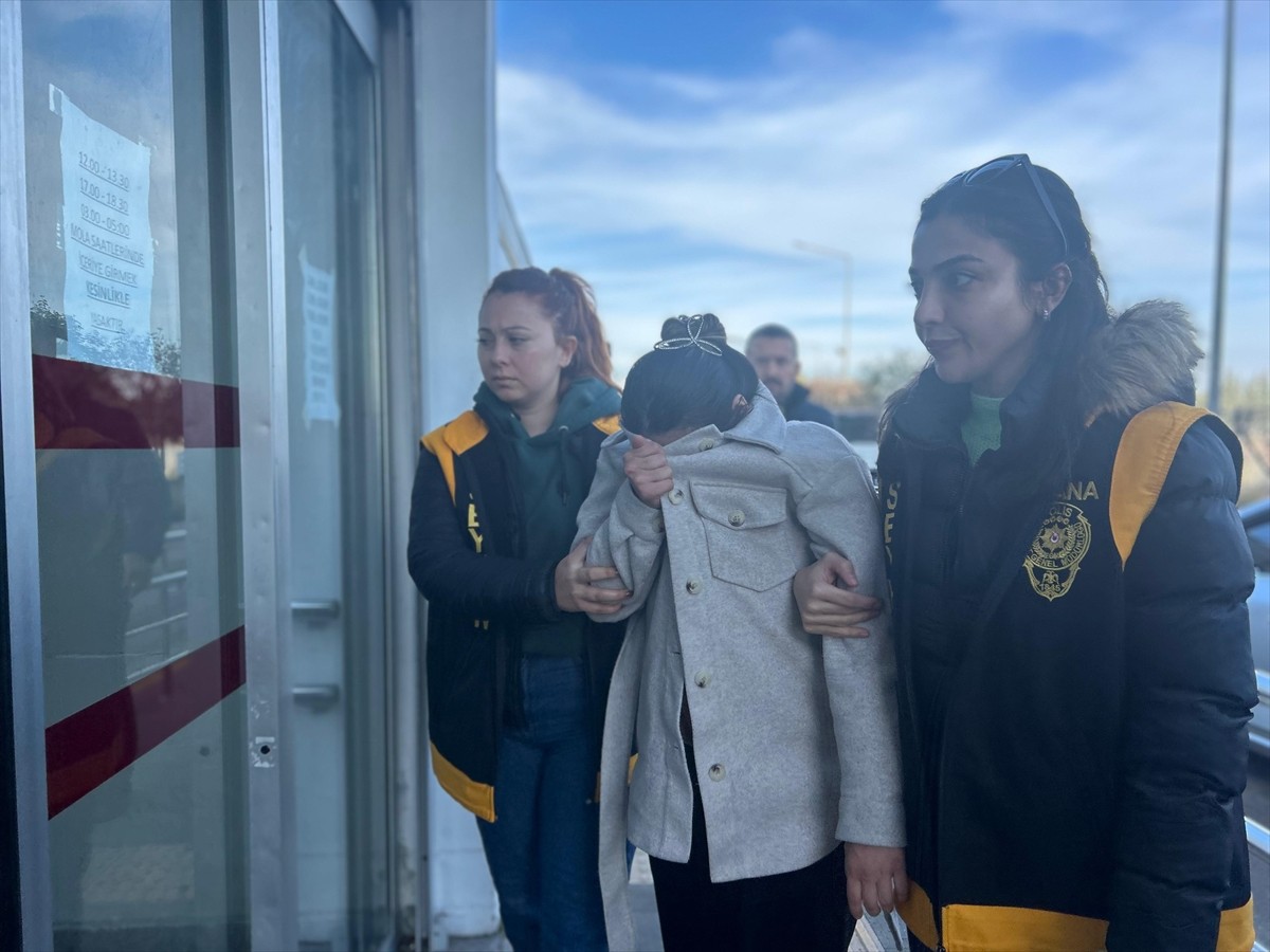 Adana'nın merkez Seyhan ilçesinde otobüs şoförünün duraktan hareket ettiği sırada boşanma...