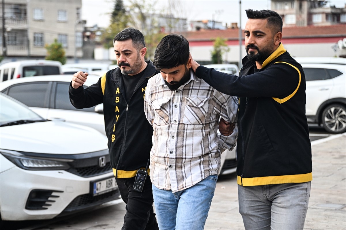 Adana'nın merkez Yüreğir ilçesinde, bir kişinin sokakta tabancayla vurularak öldürülmesiyle ilgili...