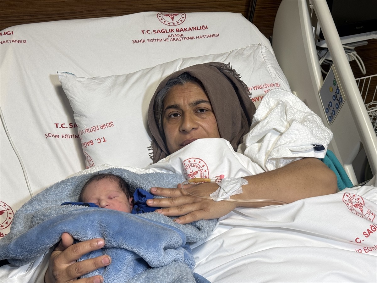 Adana Şehir Eğitim ve Araştırma Hastanesi'nde 2025'in ilk bebeği dünyaya geldi. Bedia (38) ve...
