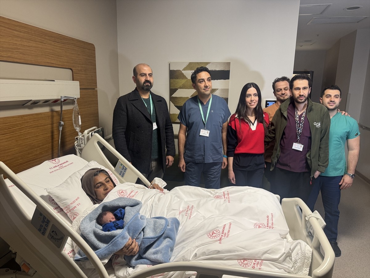 Adana Şehir Eğitim ve Araştırma Hastanesi'nde 2025'in ilk bebeği dünyaya geldi. Bedia (38) ve...