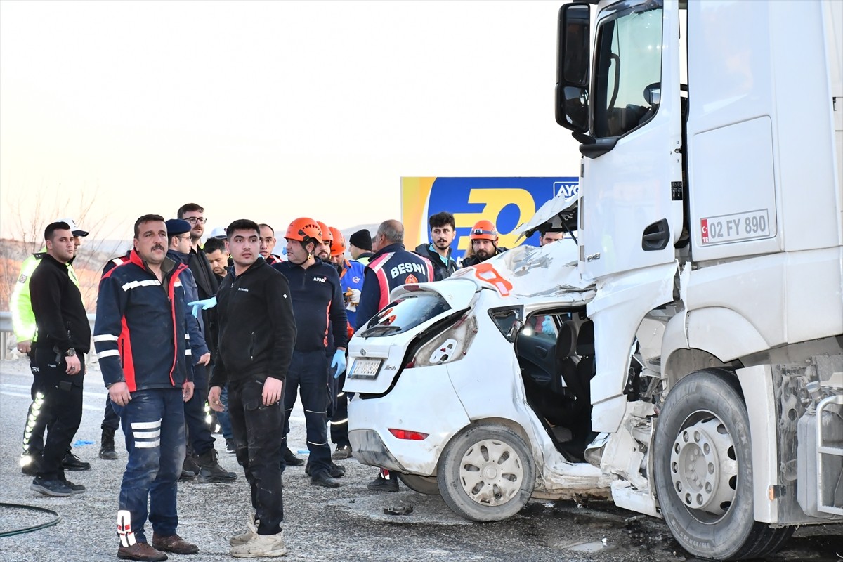 Adıyaman'da akaryakıt tankeriyle otomobilin çarpışması sonucu 3 kişi hayatını kaybetti, 4 kişi...