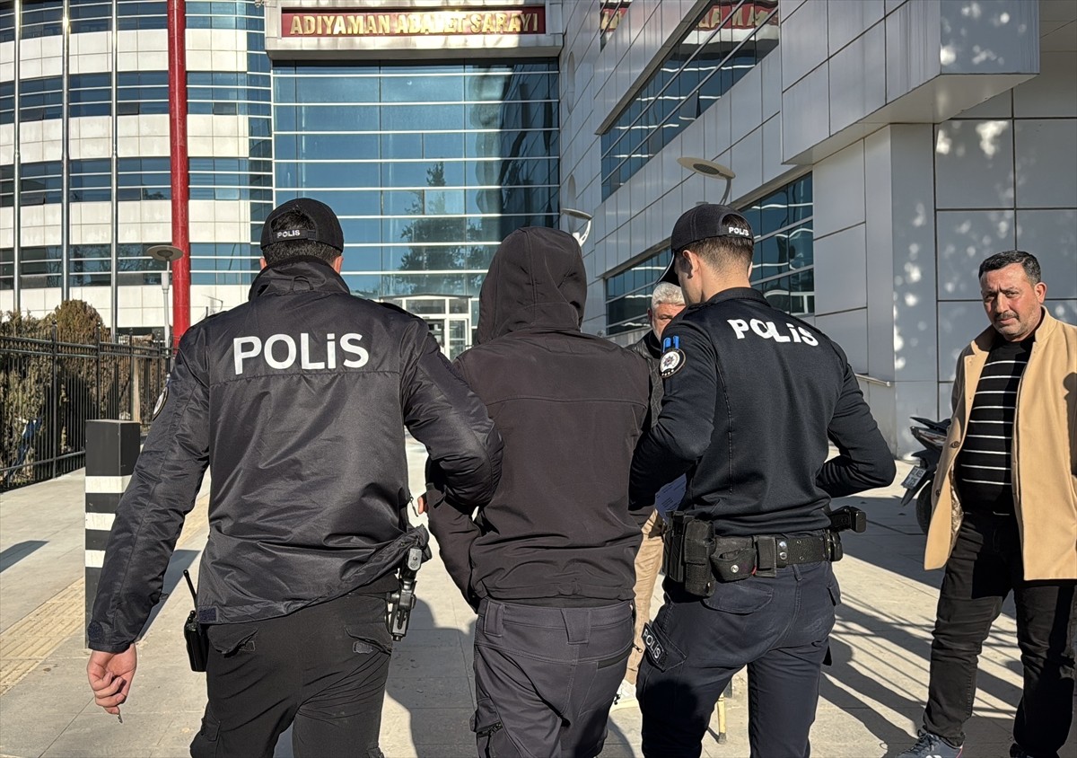  Adıyaman'da bir iş yerinden sadaka kutusu çalan hırsızlık şüphelisi yakalandı. Zanlı emniyetteki...