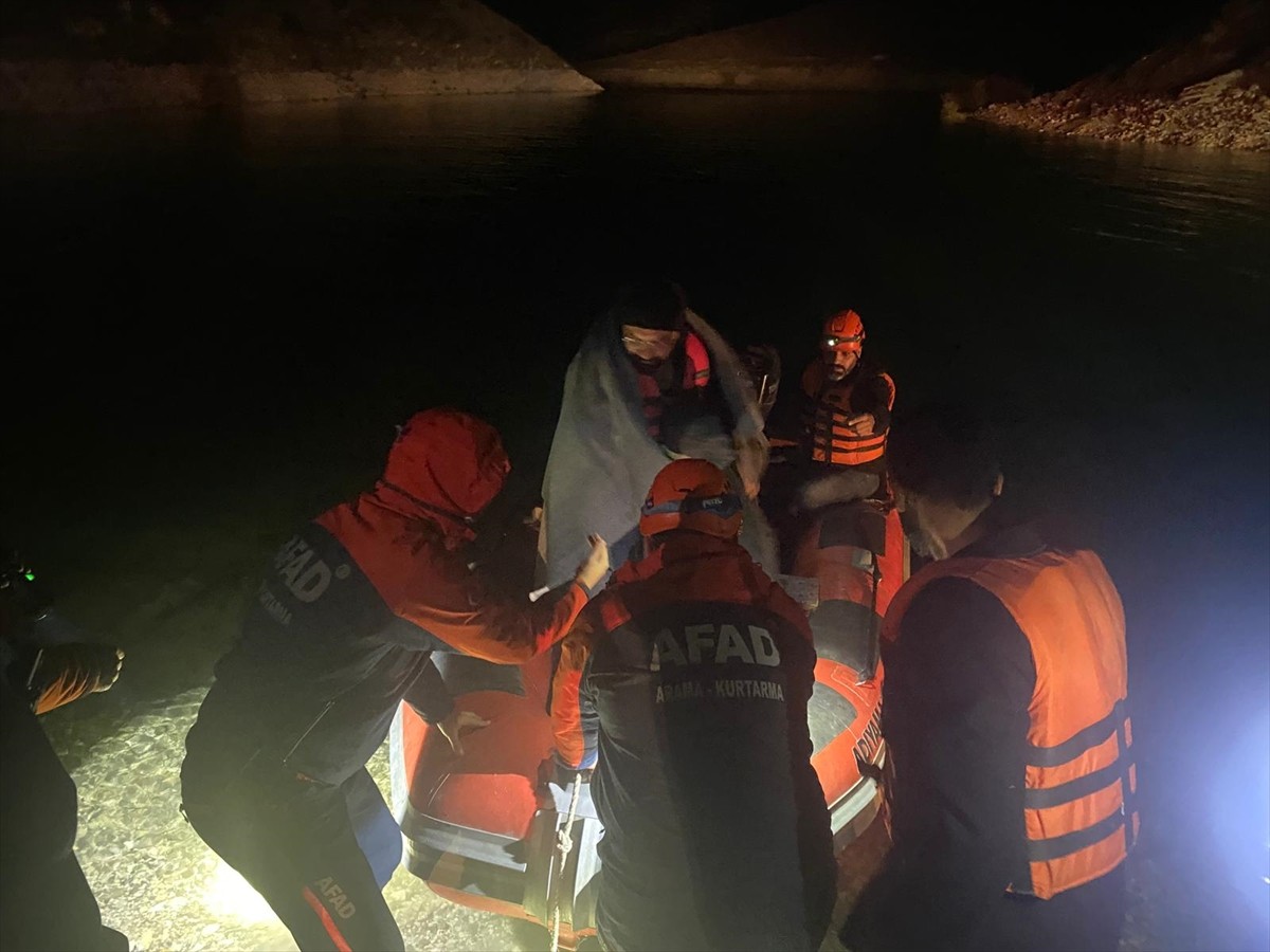 Adıyaman'ın Kahta ilçesinde teknenin alabora olması sonucu Atatürk Baraj Göleti'nde mahsur kalan 2...