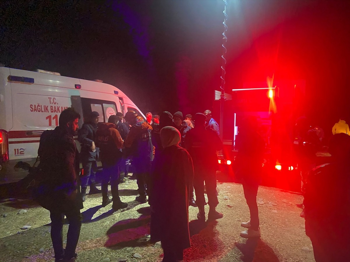 Adıyaman'ın Kahta ilçesinde teknenin alabora olması sonucu Atatürk Baraj Göleti'nde mahsur kalan 2...