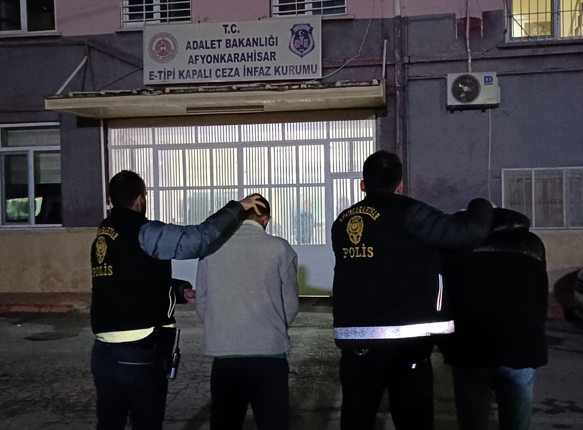 Afyonkarahisar'da pompalı tüfekle öldürülen kadının oğlu ve arkadaşı tutuklandı.