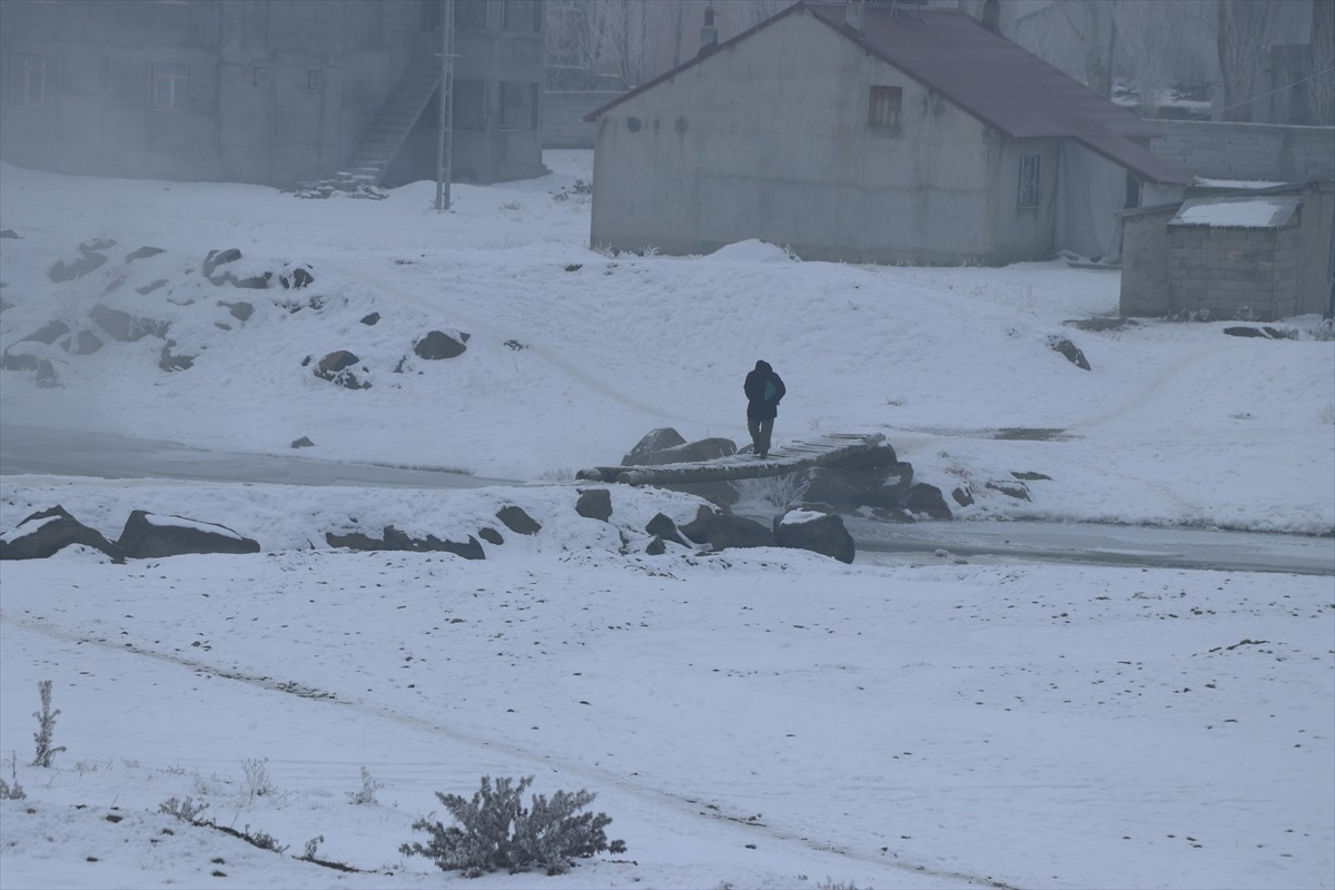 Ağrı'da uzun süredir etkisi devam eden dondurucu soğuklar yaşamı olumsuz etkiliyor. Hava...