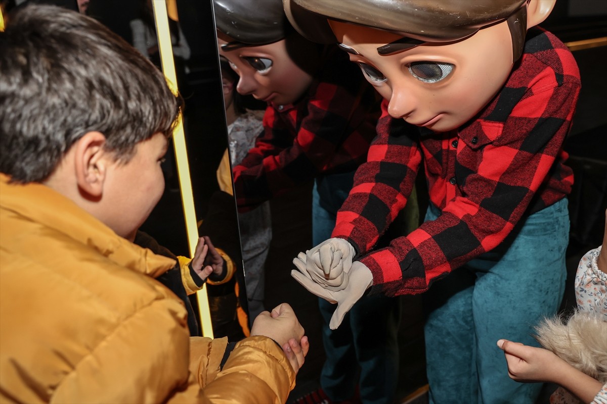 Aile ve Sosyal Hizmetler Bakanı Mahinur Özdemir Göktaş, devlet himayesindeki çocuklarla "Rafadan...