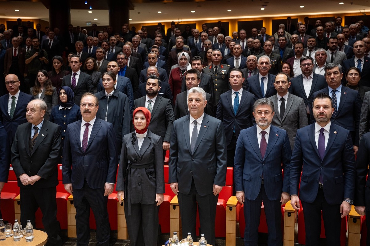 Aile ve Sosyal Hizmetler Bakanı Mahinur Özdemir Göktaş (sol 4), Ticaret Bakanı Ömer Bolat (sol 5)...