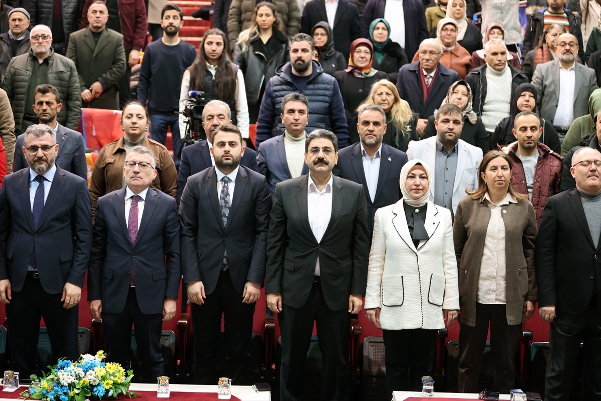 AK Parti TBMM Grup Başkanı Abdullah Güler (sol 2), Fidan Yazıcıoğlu Kültür Merkezi'nde düzenlenen...