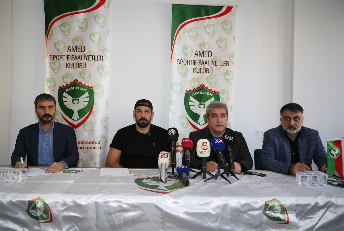  Amed Sportif Faaliyetler'in başkanı Burç Baysal, Amedspor Şehmus Özer Tesisleri'nde, teknik...