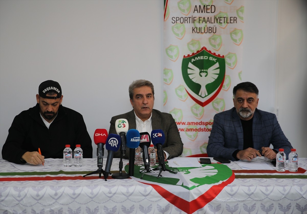 Amed Sportif Faaliyetler Teknik Direktörü Servet Çetin (solda), Kulüp Başkanı Burç Baysal (ortada)...