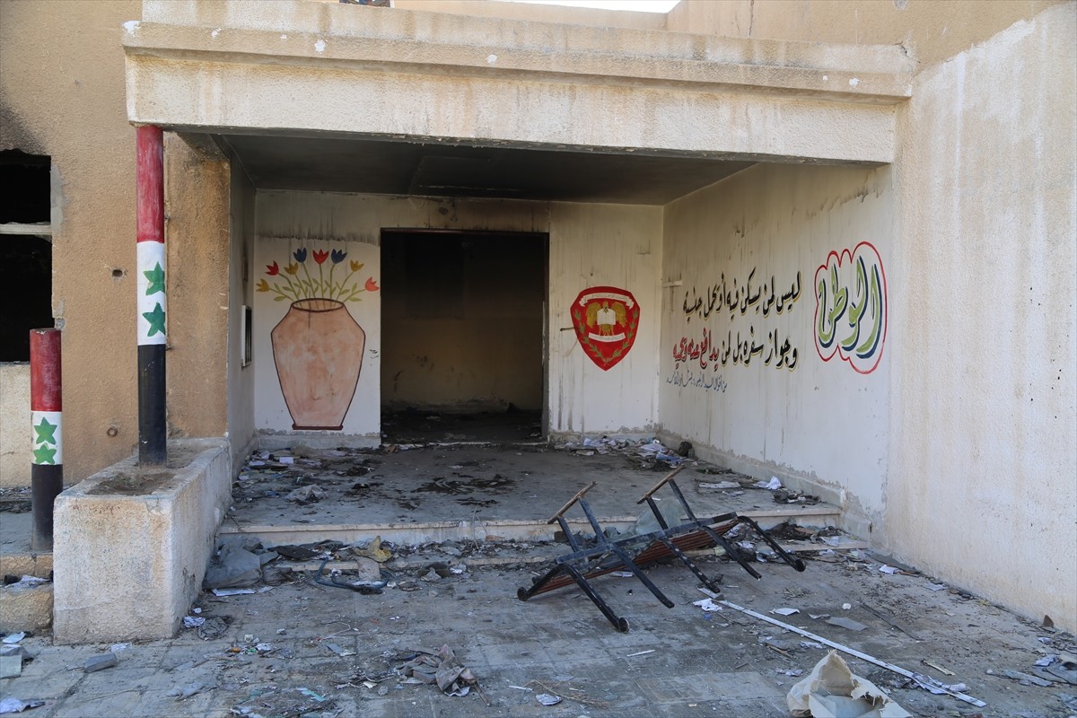 Anadolu Ajansı (AA), Suriye'nin doğusundaki Deyrizor Merkezi Hapishanesi'nde çöken Baas rejimi...